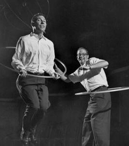 Хула-хуп очаровал планету