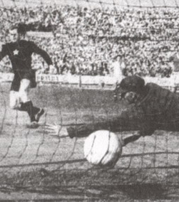 Первый в истории пенальти