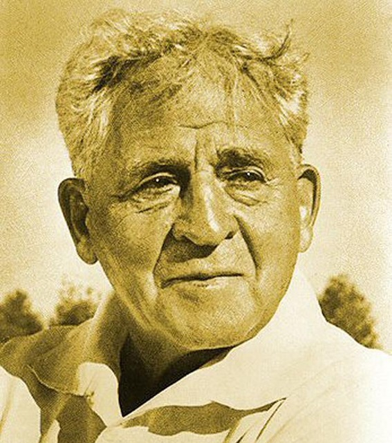 98-летний тренер ушел в отставку