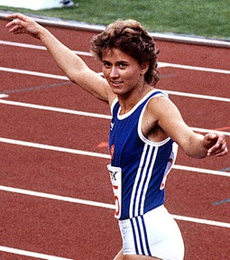 100-метровку быстрее 11 секунд