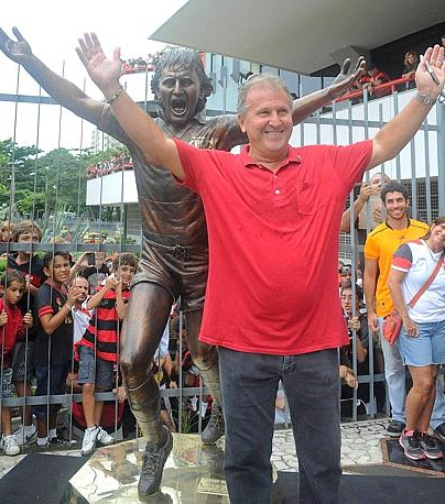 Памятник Зико на «Маракане»