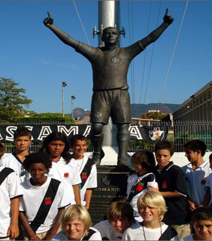 Прижизненный памятник Ромарио